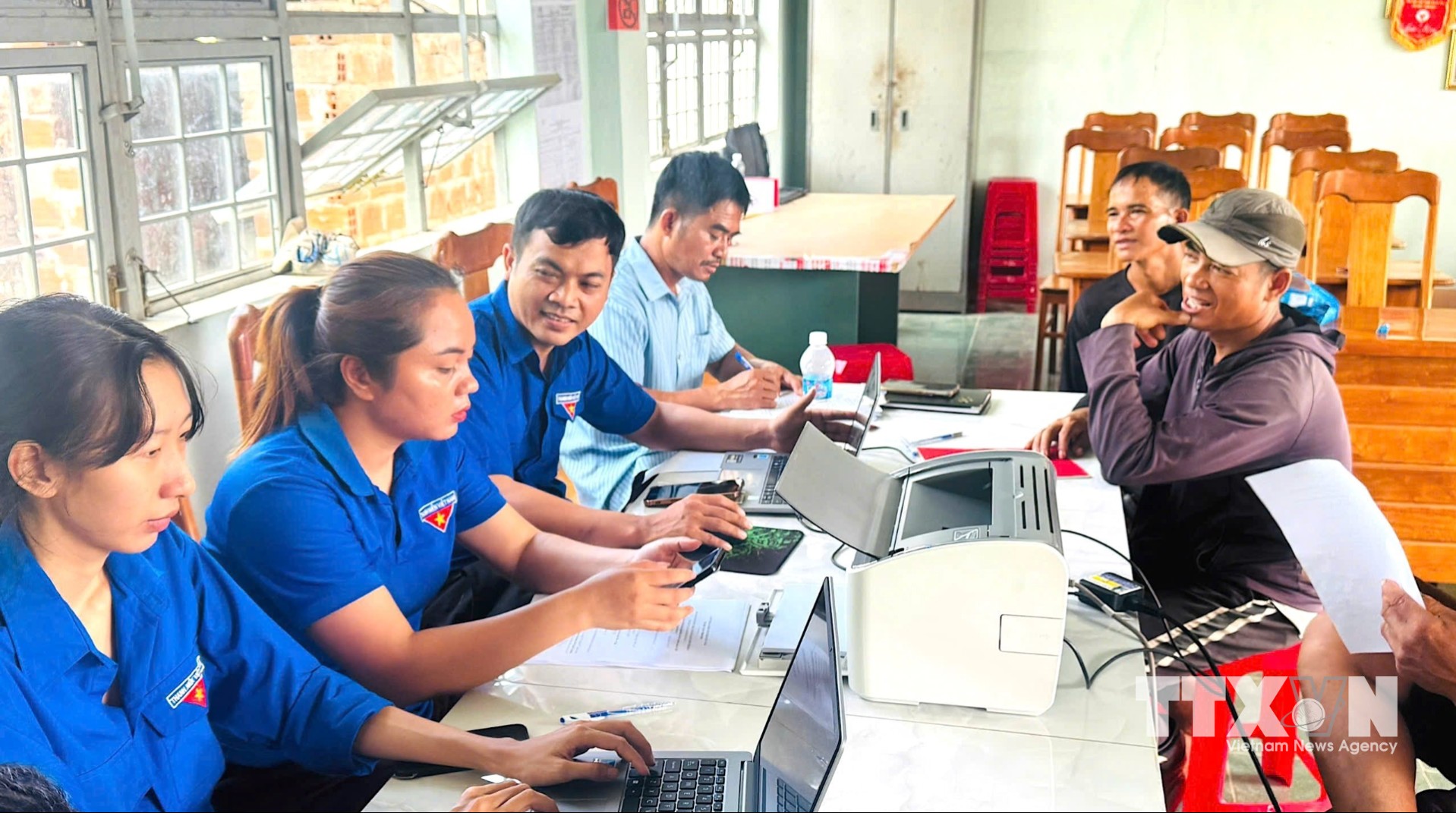 Toàn tỉnh có hơn 305.639 công dân đăng ký chữ ký số cá nhân, 347.000 tài khoản thanh toán điện tử được mở mới, 230.000 gia đình được hỗ trợ đăng ký tài khoản VNeID và hơn 110.000 hồ sơ dịch vụ công trực tuyến được hỗ trợ xử lý. (Ảnh: Quang Thái/TTXVN)